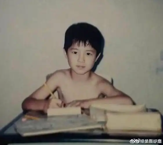 刘昊然童年旧照登上网络热搜了,到底是怎么回事?