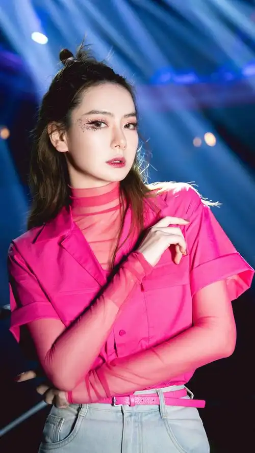 戚薇靓丽性感写真手机壁纸