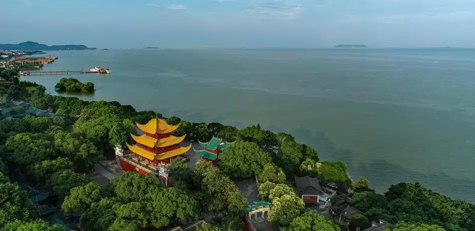 这是2021年6月8日拍摄的岳阳市岳阳楼一带的风景(无人机照片).李敏 摄