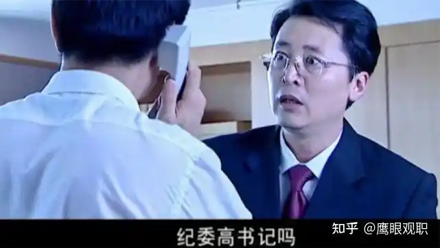 辉煌这种人需要聪明的办法,于是玩了一出无间道打入敌人内部,兆哥前后