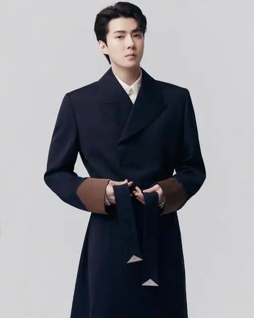 世勋身穿dior 2022男士夏季系列拍摄大片,沉淀的绅士贵气