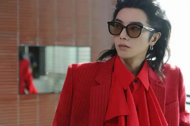 华晨宇红西装墨镜大片满满未来感背头造型诠释时尚态度
