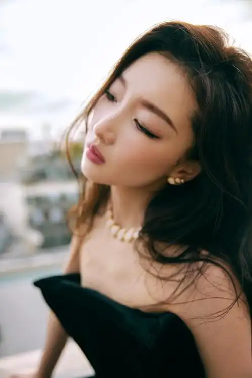 造型个性又特别,倒三角鱼尾裙的设计尽显优雅东方气质,时尚感十足有被