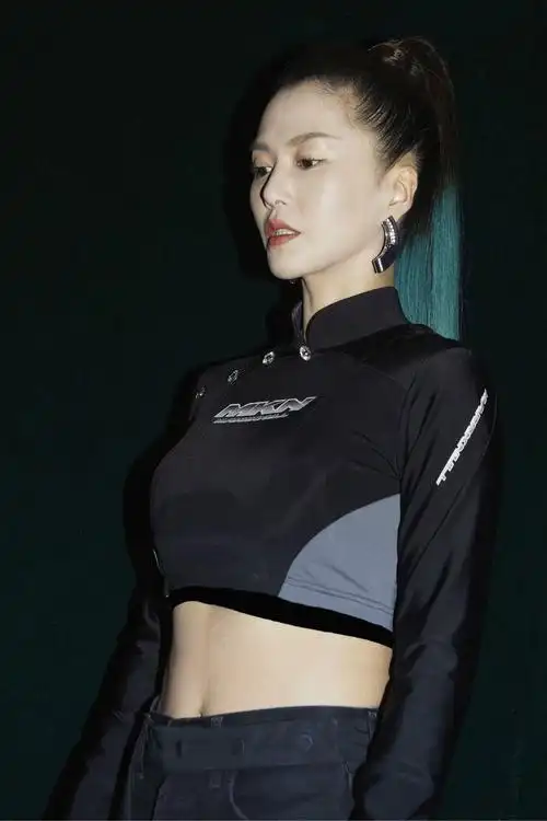 谭维维彩色马尾露腹装酷帅迷人 摇滚台风潇洒十足_娱乐频道_中国青年