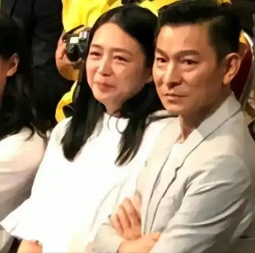 朱丽倩年轻时很漂亮,不然华仔也不会和她结婚,只是岁数大了不注意