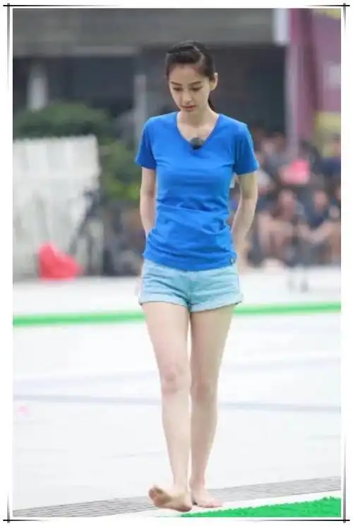 baby真够拼的!赤脚上阵做游戏,不料意外暴露五五分身材更抢镜