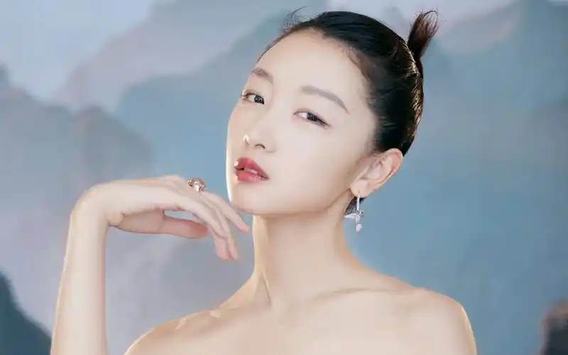 周冬雨性感灵动写真桌面壁纸