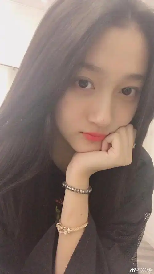 关晓彤街拍素颜美?这才是她真正的素颜照,网友调侃:落差好大!