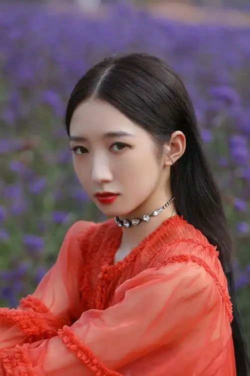 孟美岐红色纱裙性感图片写真