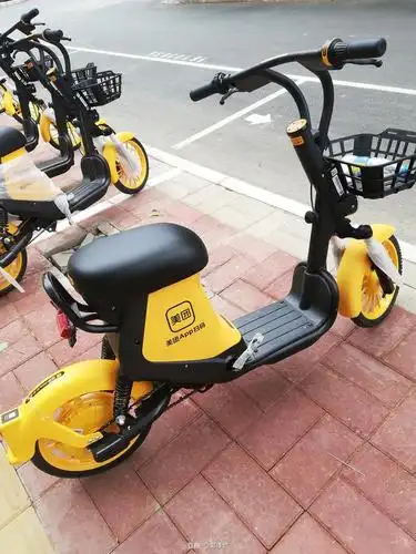 崭新的美团共享电动车.