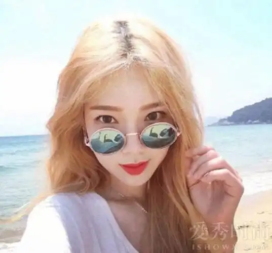 黄色中分一款看着就很暖的染发发型,长发染成这样的金色真心好拉风