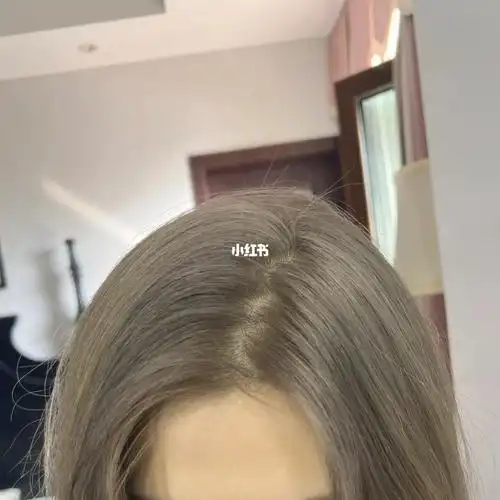 头顶的是原生黑发漂的,下半截头发又漂又染又褪色的不是特别干净,室内