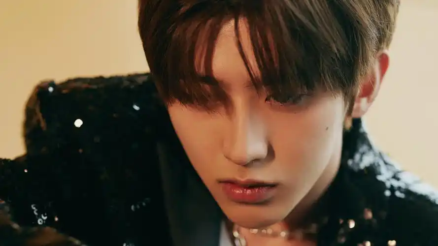 蔡徐坤亮片西装短外套时尚写真