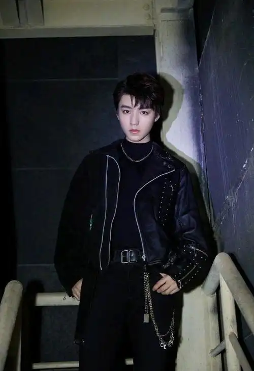 王俊凯出造型新图,铆钉流苏双拼皮衣,气质又帅气