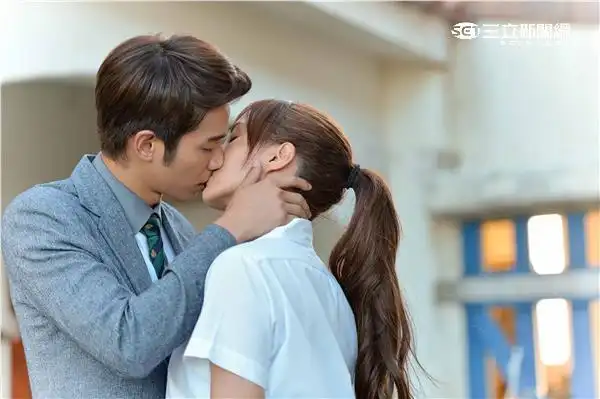 live直击刘以豪,魏蔓化身民宿主人 带你看热吻小房间