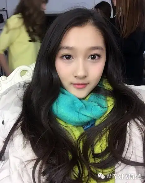 邻家有女初长成 童星关晓彤迷人长发