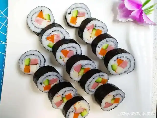 寿司和紫菜饭团,简简单单几样原料,孩子吃得好开心!