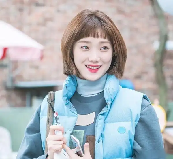 发型对李圣经来说是整容,长短发切换,可御可萌,真是迷人的小妖精啦!