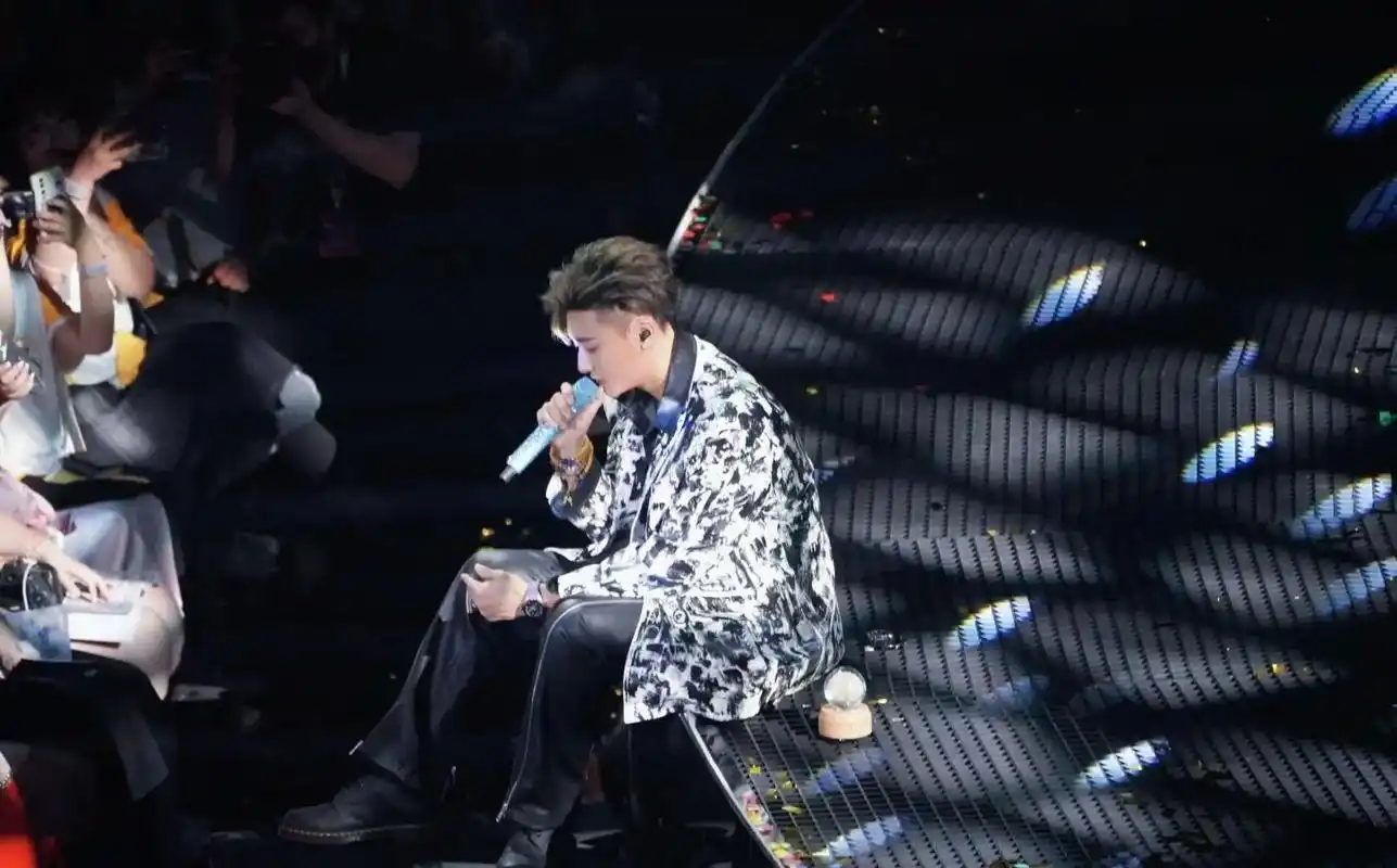 黄子韬 #感受舞台魅力 #就是这么帅 #世界很甜因为有你 - 抖音