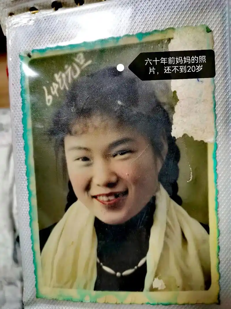 在老妈家翻看那些老照片,好多感慨啊!时而鼻子发酸,时而忍不住 - 抖音