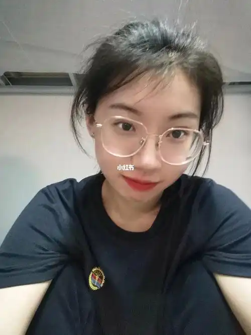 哈哈哈哈哈哈素颜涂口红戴眼镜vs精致全妆