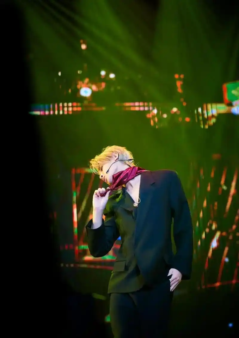 黄明昊justin #黄明昊演唱会#超然舞台#第一次个人演 - 抖音