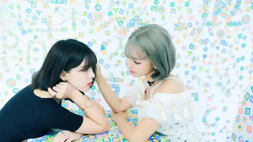 短发闺蜜性感美女高清图片壁纸