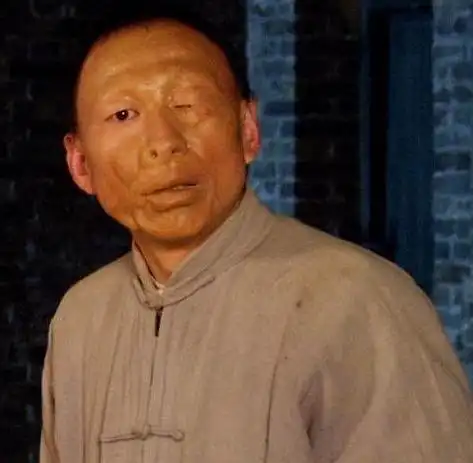 在《大宅门》中饰演长相丑陋的"金二",那造型晚上见到三魂能吓掉两魂
