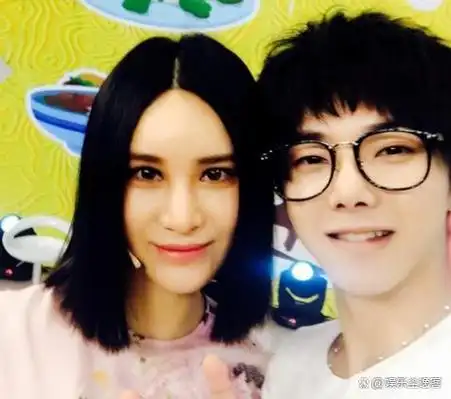 华晨宇女友放飞自我瘦到病态穿吊带胸口伤痕明显染黄发太个性