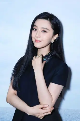 范冰冰一袭小黑裙现身多伦多受访 简约又知性