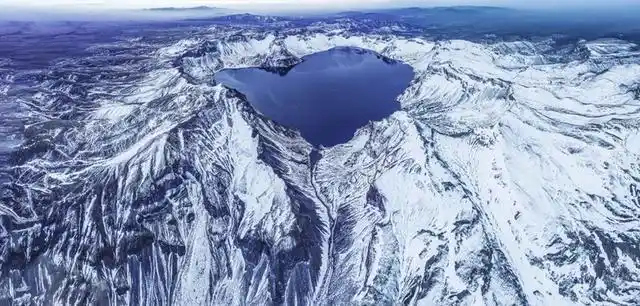 披上冬装的长白山天池.(长白山文旅局供图)
