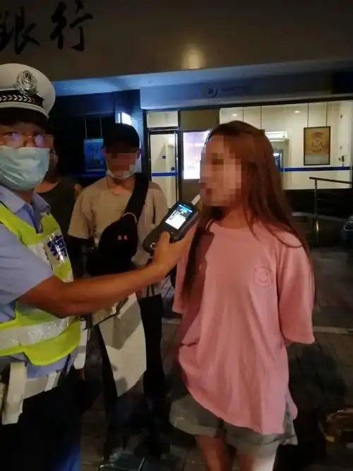 间隔1分钟扬州两酒驾女司机被查获