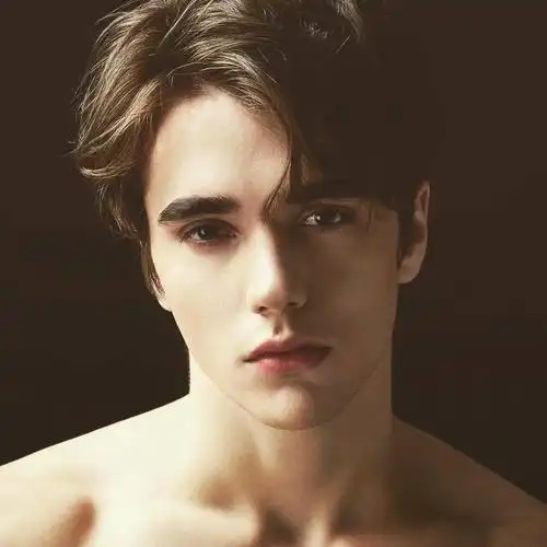 图片里的这个帅哥是谁啊两个都找到啦