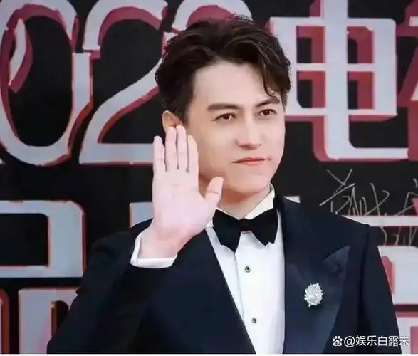 靳东的情感经历可谓坎坷,如同他的身世一样充满曲折.