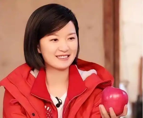 著名主持人陈蓉曝出近况,遭人诟病后,重返前公司做幕后