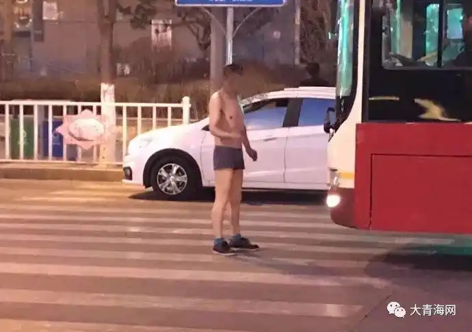 西宁惊现裸奔哥零下11度的寒冬仅穿内裤站在马路中间