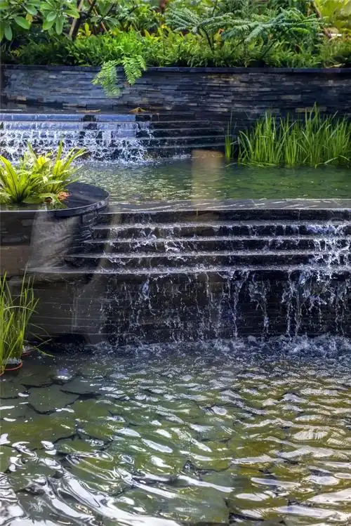 水进行分层处理,伴随着层层叠叠的形态,勾勒出一种流动的水景景观设计