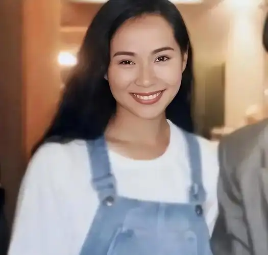 许仙叶童近照曝光才59岁却已满头银丝手臂瘦得像竹竿