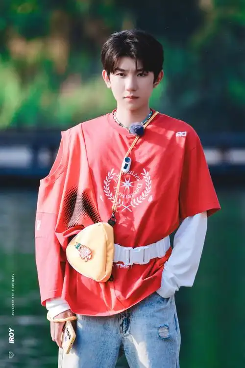 王源超话#城市捉迷藏##王源客厅狂欢巡演#  艳阳沁入 如虹夏日@tfboys