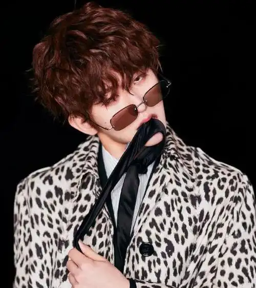 张艺兴撞上蔡徐坤的同款烫发"泰迪卷",才知道与年龄没关系!