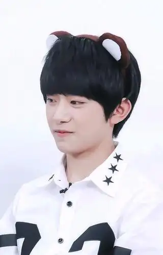 易烊千玺顽皮的时候,网友:最多三岁吧?