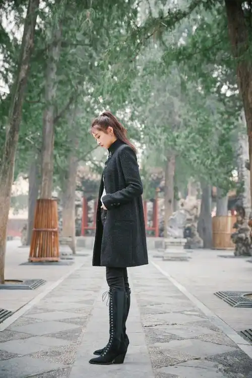 关晓彤终于摆脱土气了穿灰色毛衣配prada包包五官精致似娃娃