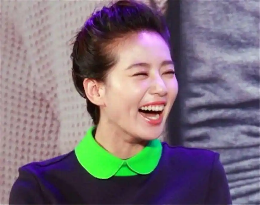 娱乐圈中4位笑起来有"酒窝"的明星,最后一个还唱"小酒窝"!_刘诗诗