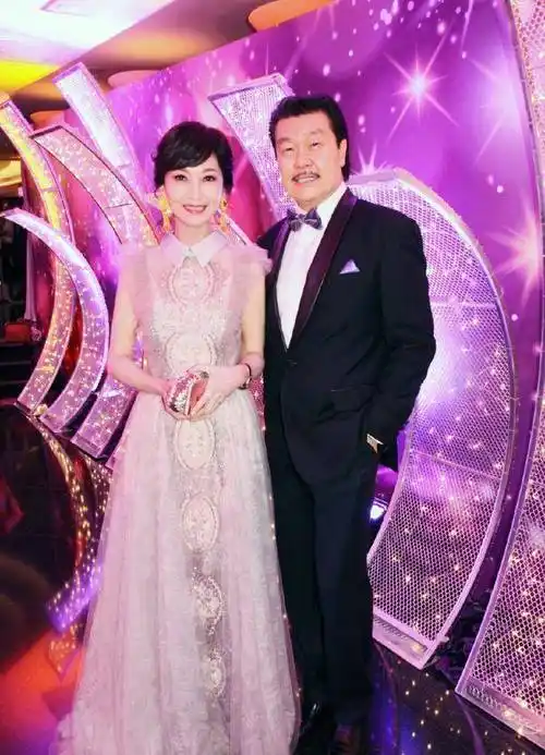 64岁赵雅芝与丈夫现身机场,身穿白t恤气质优雅网友:奶奶真会穿_的设计