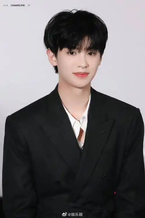 hmh黄明昊爱情神话首映礼饭拍look今日份奶萌小白鸽