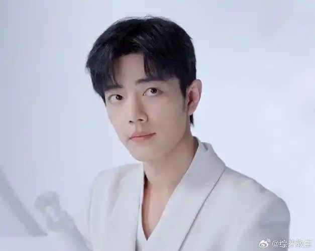 肖战白西装回眸 好帅!