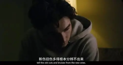 韦恩是一个 原始的,不懂社会规则的野人,对虚伪的环境深恶痛绝,一个