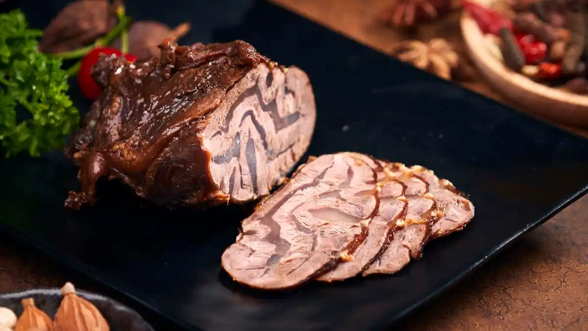 做酱牛肉时,来及3个技巧,酱牛肉筋软肉香,酱香浓郁还不散花!