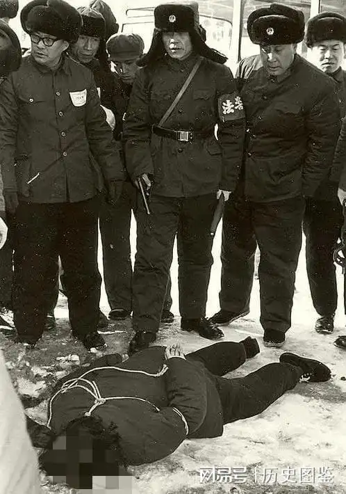 1980年哈尔滨郊外一名女犯人被执行枪决的现场
