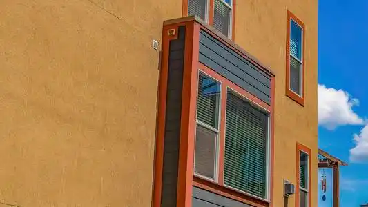 从外墙凸出窗户的全景框架住宅楼插画